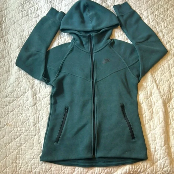 Green Nike tech 🫶 - Picture 3 of 9